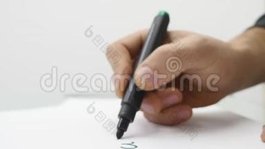 `用记号笔在纸上写手的特写